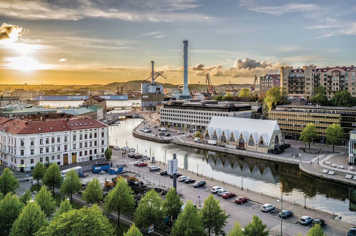 Ein malerischer Blick auf Göteborg mit Sonnenuntergang, Wasserwegen und modernen sowie historischen Gebäuden.