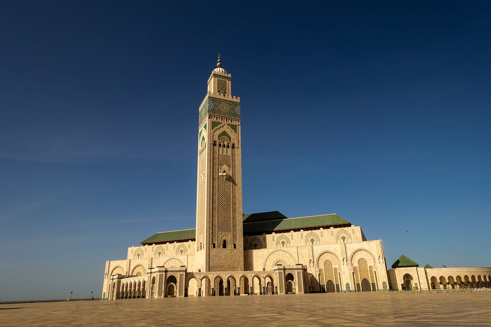 Die Hassan-II.-Moschee in Kasablanka, ein beeindruckendes architektonisches Meisterwerk am Meer.