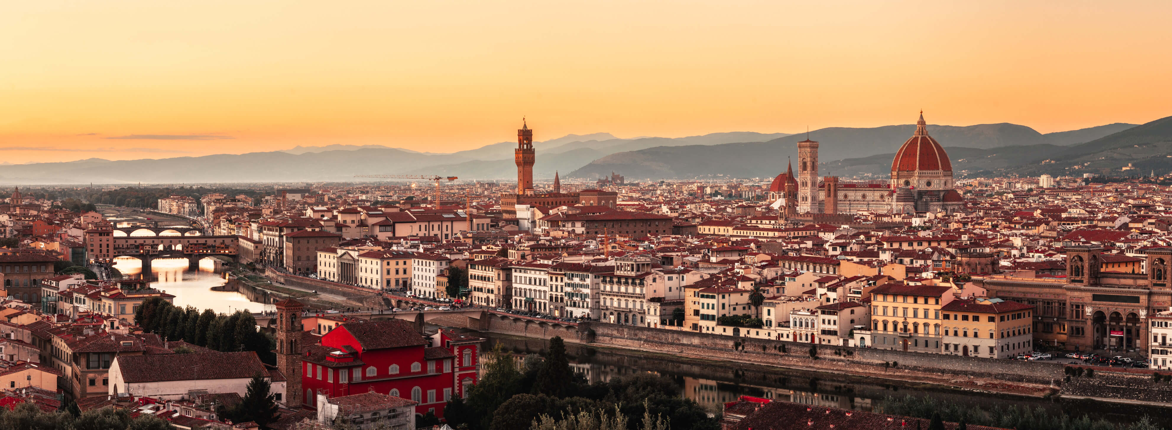 Wunderschöne Panoramaansicht über Florenz bei Sonnenuntergang, mit der Ponte Vecchio und der beeindruckenden Kathedrale.