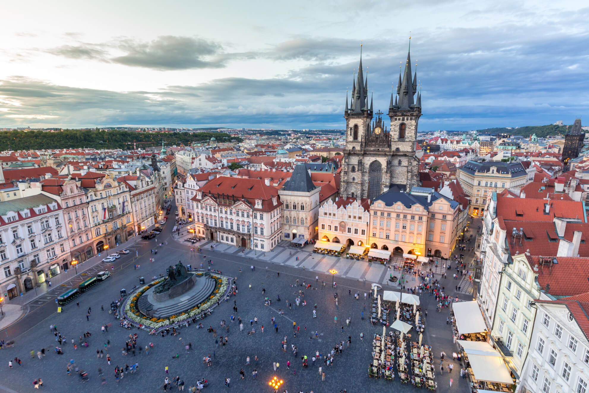 Der Blick auf den Altstädter Ring in Prag, mit bunten Dächern und der beeindruckenden Teynkirche.