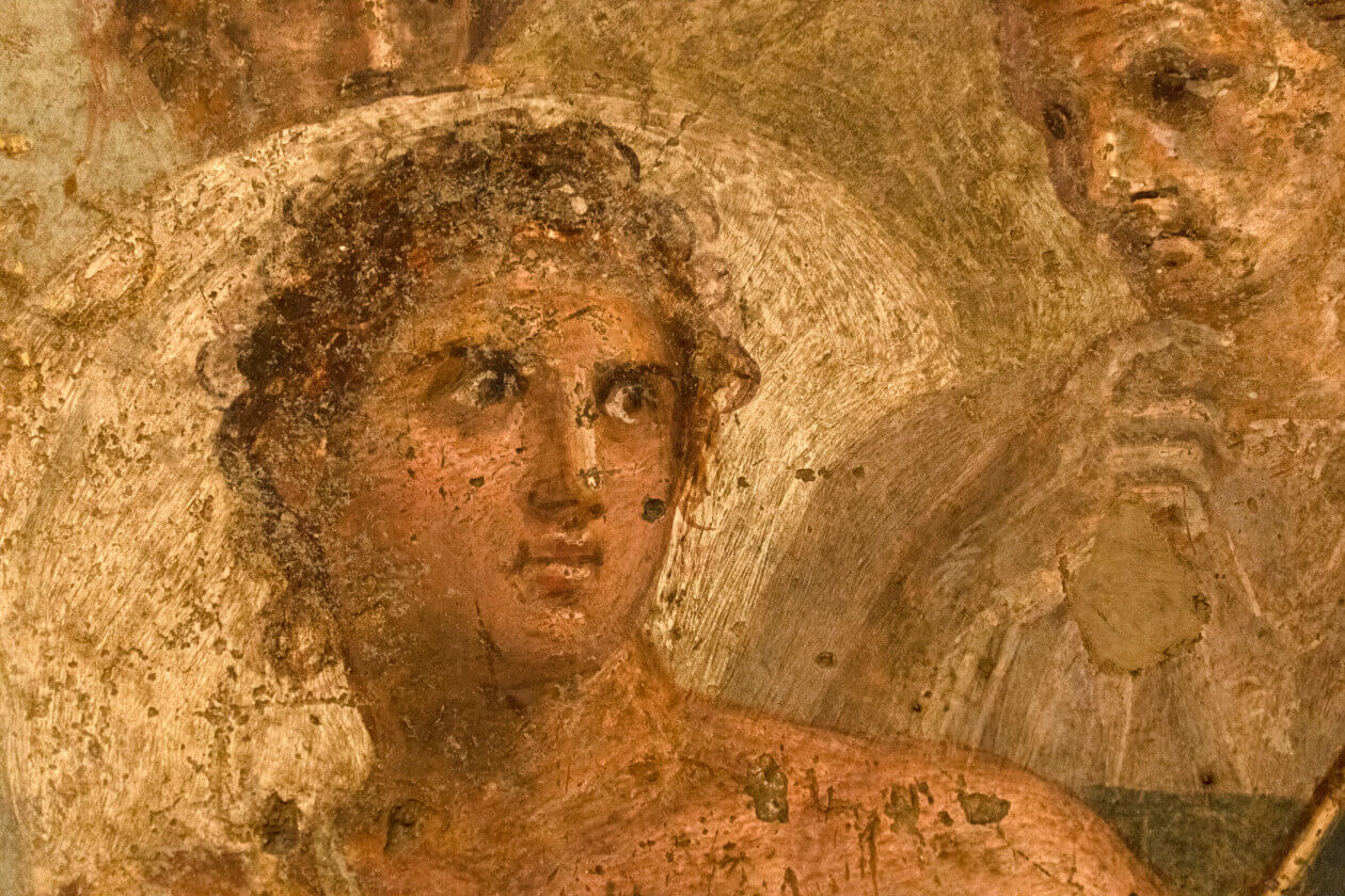 Das Bild zeigt ein antikes Wandgemälde mit feinen Gesichtszügen und klaren emotionalen Ausdrücken.