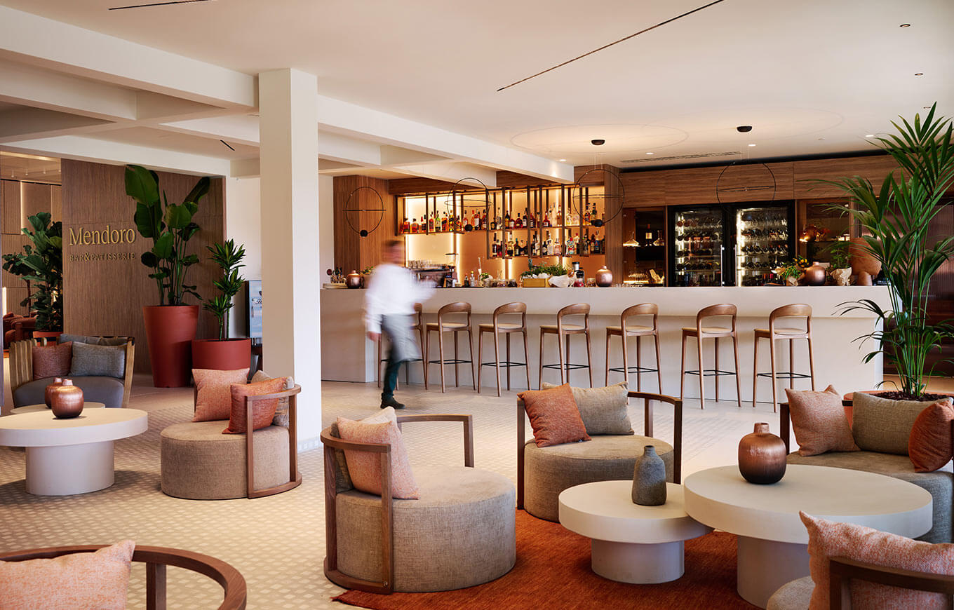 Moderne Bar mit gemütlichen Sitzbereichen, Pflanzen und stilvollem Ambiente. Ideal für entspannte Stunden.