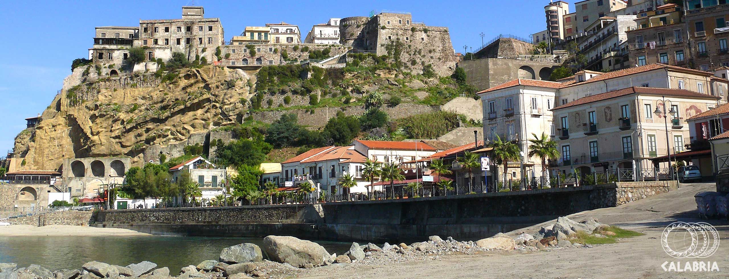 Ein malerischer Küstenort mit historischen Gebäuden und steilen Klippen. Einladendes Wetter und ruhiger Strand.