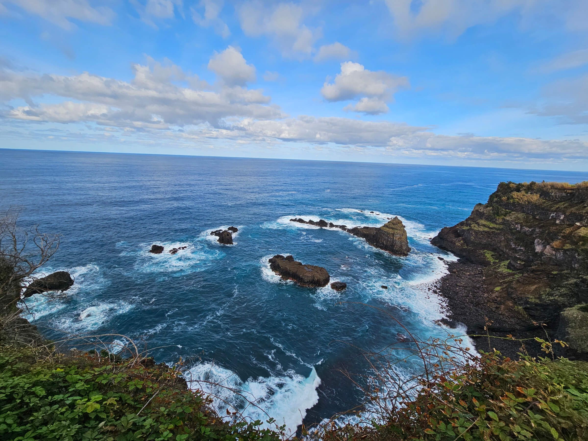 Wunderschöne Küstenlandschaft mit Klippen, Wellen und blauem Himmel. Ruhige und malerische Aussicht auf das Meer.