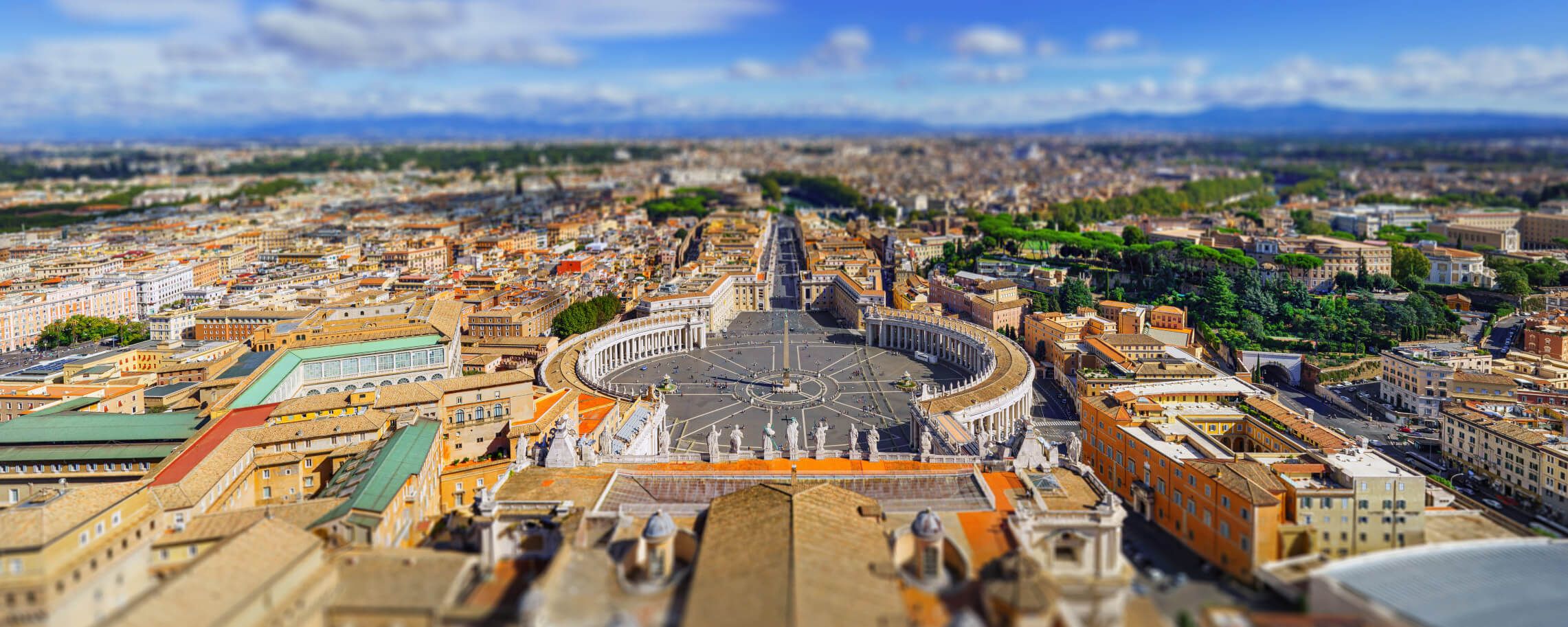 Blick über Rom mit dem Petersplatz und schönen historischen Gebäuden unter blauem Himmel. Atemberaubende Perspektive!