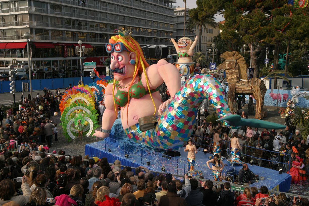 Ein großer, bunter Meerjungfrau-Umzug mit fröhlichen Zuschauern und festlicher Stimmung.