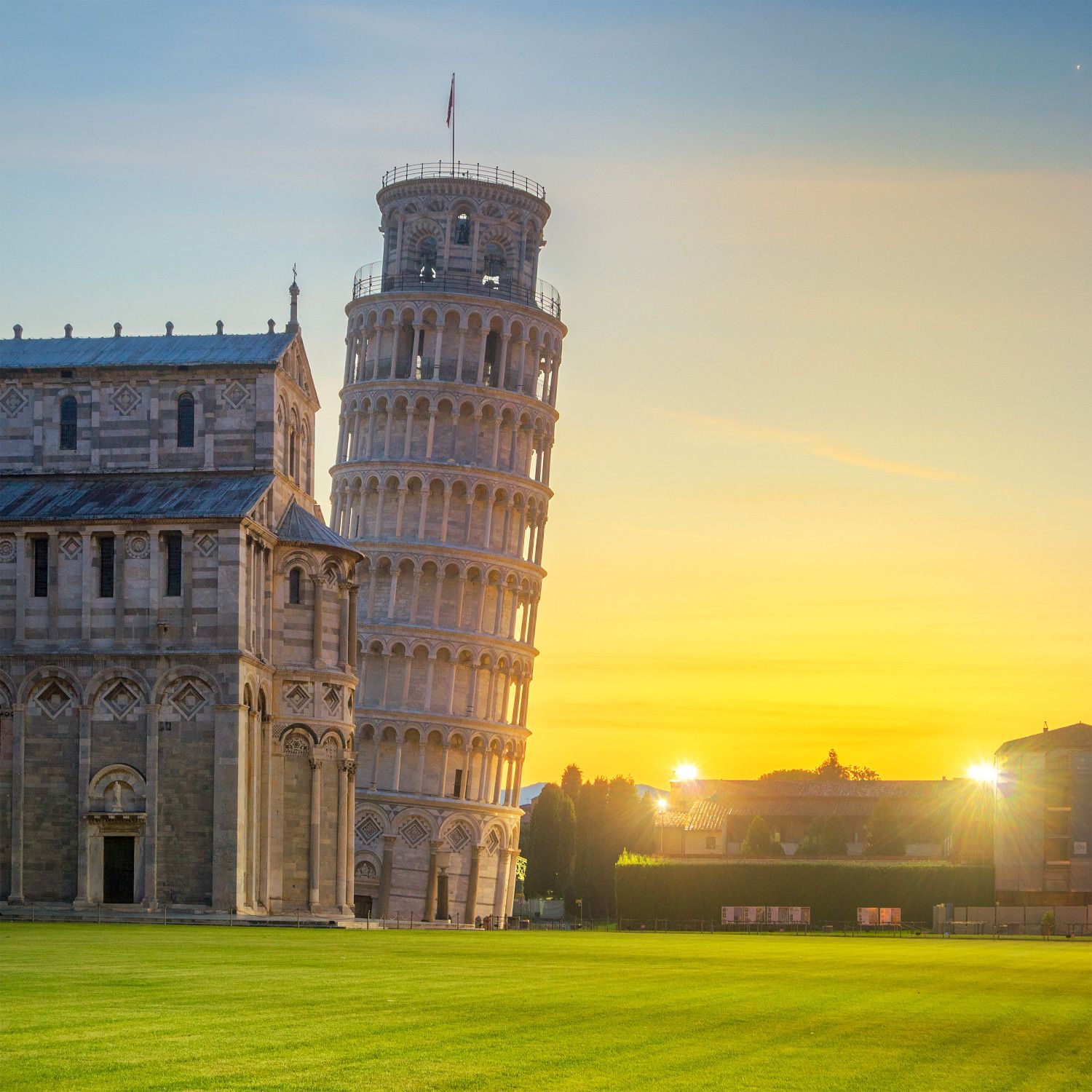Der schiefe Turm von Pisa erhebt sich majestätisch vor einem malerischen Sonnenuntergang.