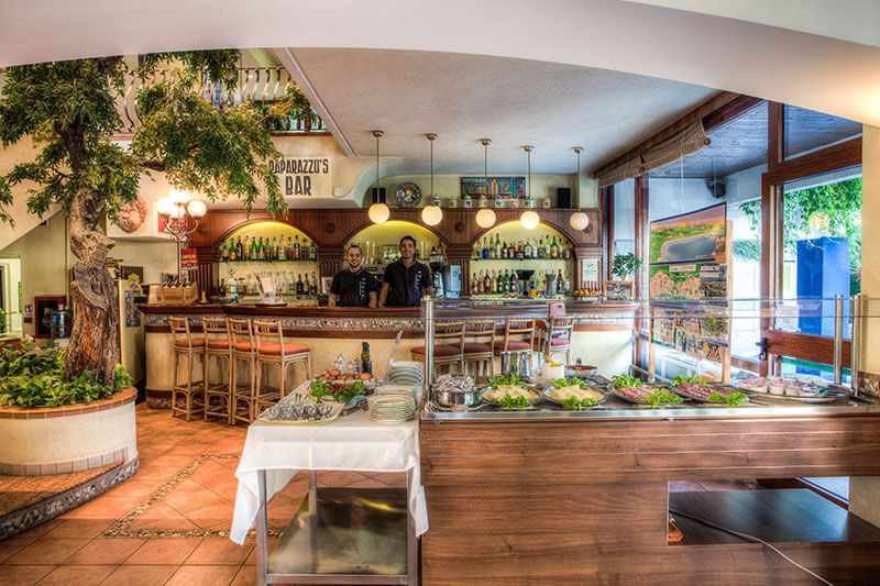 Eine einladende Bar mit freundlichem Personal, einer großen Auswahl an Getränken und frischen Speisen.