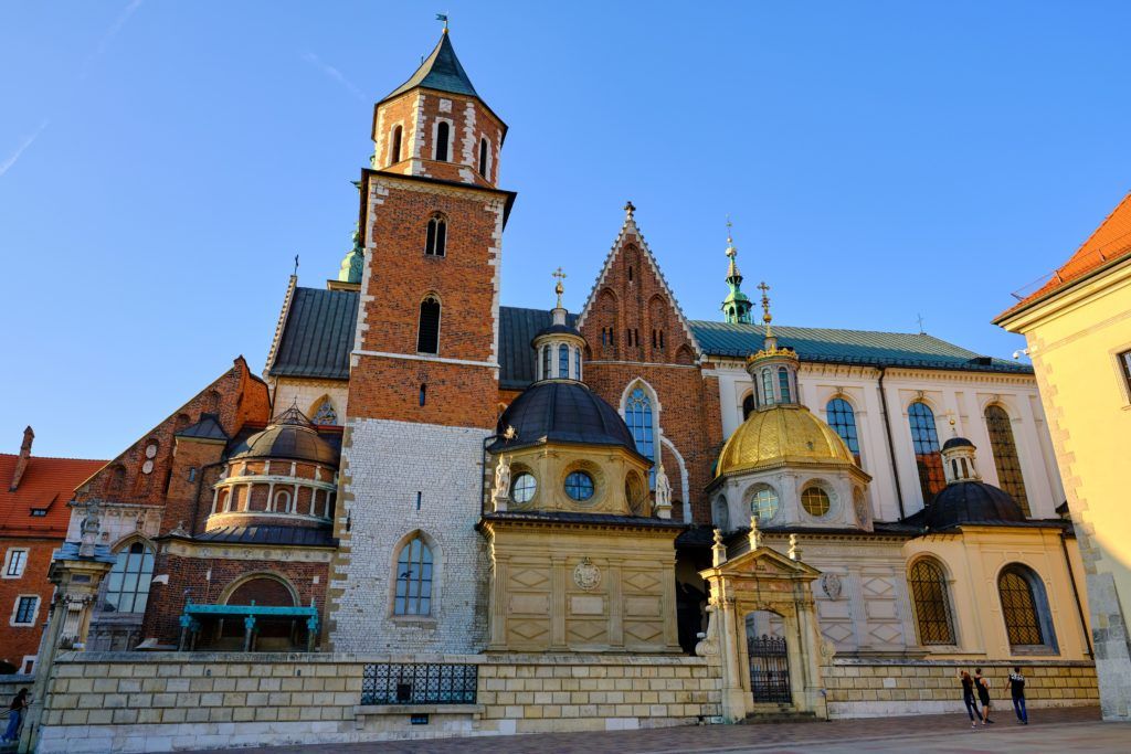 Die Wawel-Kathedrale in Krakau beeindruckt mit eigenwilliger Architektur und historischem Charme.