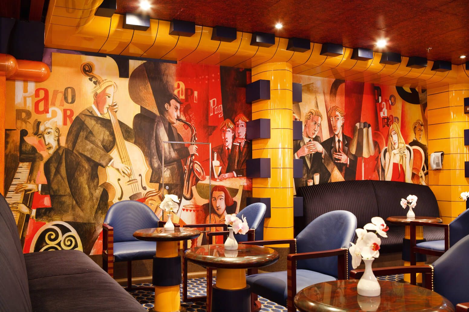 Ein stilvoller Raum mit bunter Wandmalerei, eleganten Möbeln und einer gemütlichen Atmosphäre. Ideal für Entspannung!