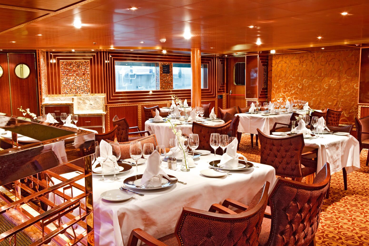 Elegantes Restaurant mit stilvollen Tischen, Gläsern und warmem Holzdekor. Perfekt für besondere Anlässe.