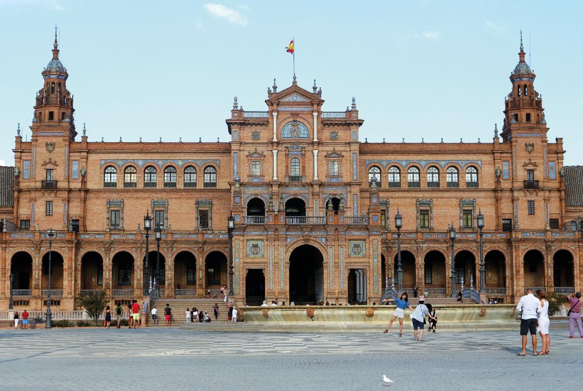 Der prachtvolle Plaza de España in Sevilla, mit einer beeindruckenden Architektur und lebhaften Besuchern.